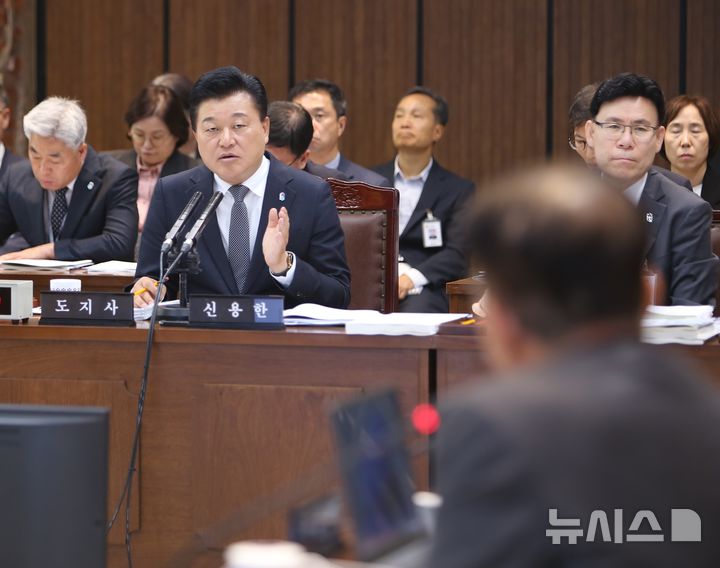 "前지사 빚 1조" vs "전과자 보좌관"…충북 국감 '공방'
