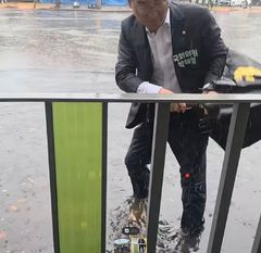 "의원 이름표 달고 배수로 청소?"…알고 보니 직전 지역행사 명찰