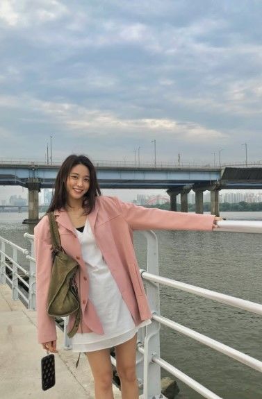 화이트원피스 설현…한강서 뽐낸 여전한 청순미