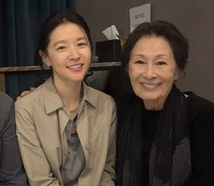 건강이상설 김혜자…이영애와 밝은 얼굴로 나섰다