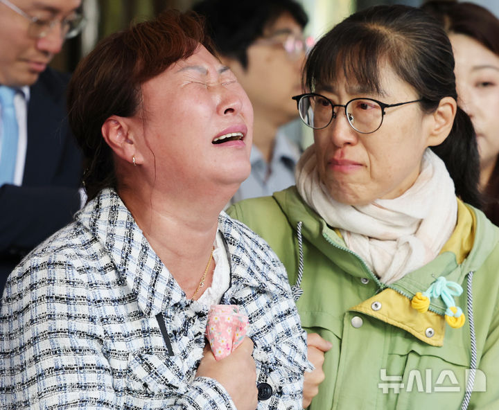 대법원 판결에 눈물 흘리는 아리셀 참사 유가족들 "분통하고 억울해" [뉴시스Pic]