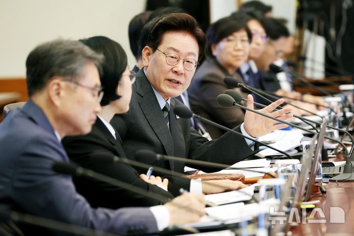 이 대통령 "한복 가치 널리 알리도록 힘쓸 것…귀한 문화유산으로 자리하길"