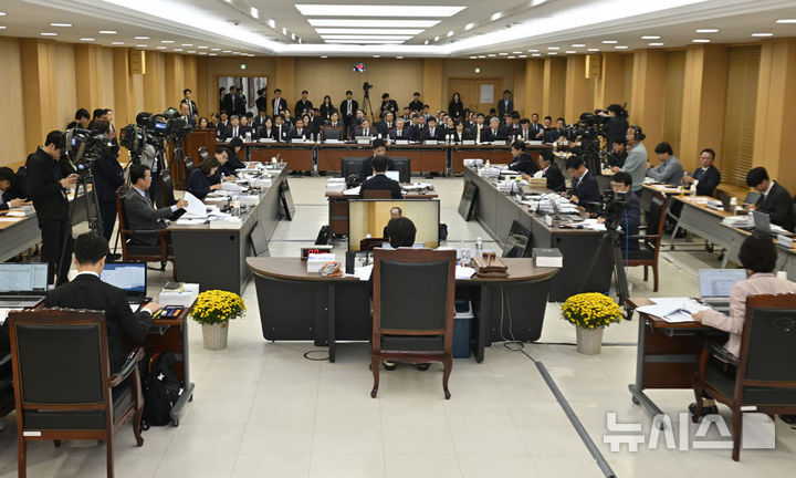 여야, 법사위서 조희대 공방…여 "법원 불신 불러" 야 "민주, 법원에 갑질"