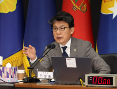 진성준 국방위원장 "美 비자 발급 거부, 강력 유감 표해"