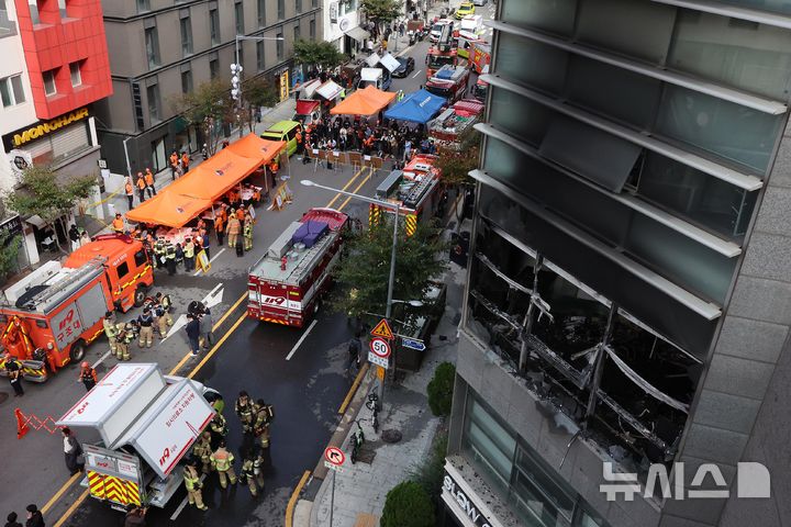 서울 역삼동 상가 화재… 소방당국, 초진 후 잔불 정리 [뉴시스Pic]