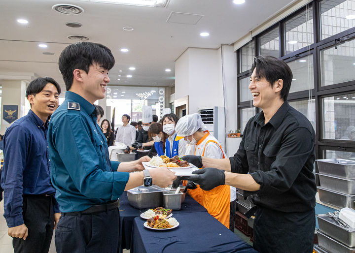 어남선생 류수영, 직접 만든 1100인분 특식 서울 경찰에 선물