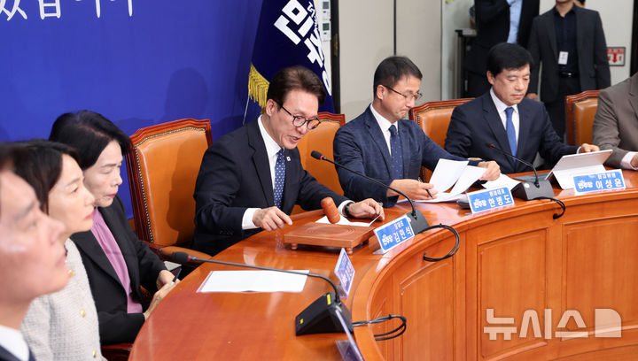 與 외교안보통일자문회의 상임고문에 문희상·정세현