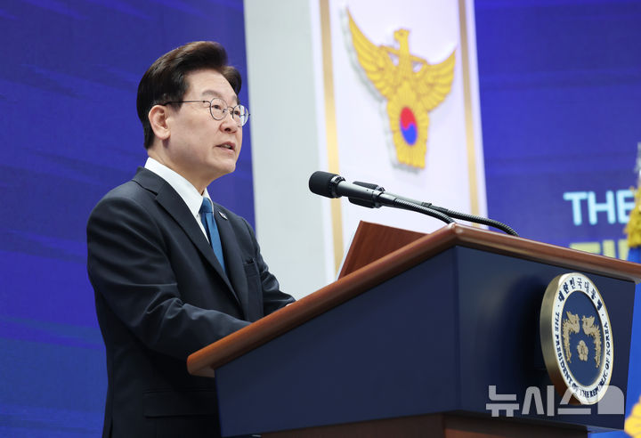 이 대통령, '명예훼손 피소' 유시민 처벌불원 의사…경찰에 전달 예정