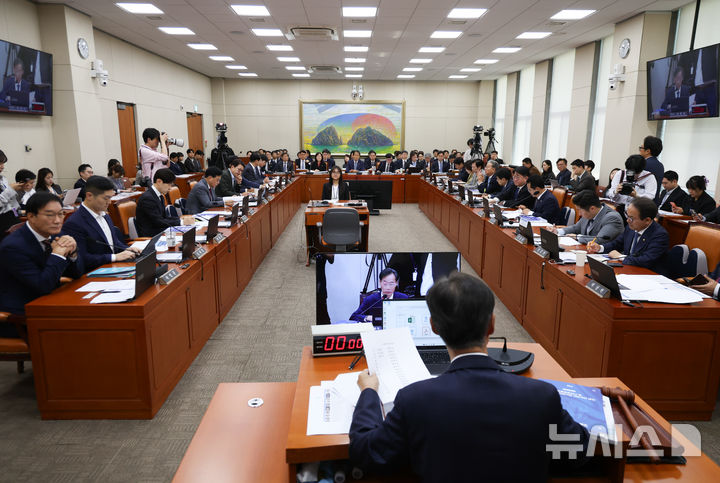 與, 정무위서 吳 '한강버스 리베이트' 의혹 비판…野, 秋 '소방 빨대' 구설 공세