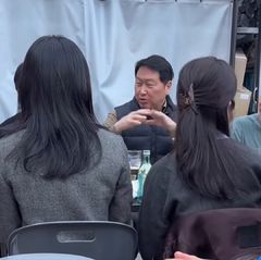 "회장님 2차 가시죠" SK 최태원, 힙지로 핫플서 직원들과 '야장 회동'