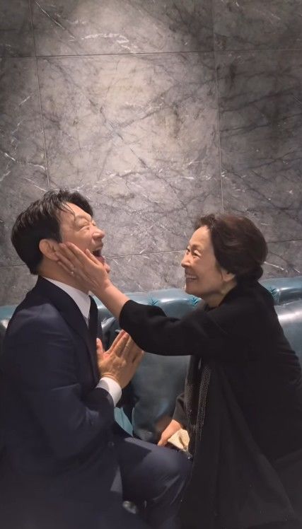 85세 김혜자, 건강 이상설 딛고 활짝 웃었다