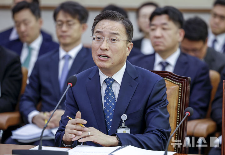 이정현 검찰총장 대행 "'정치검사'라는 말, 전혀 동의 못 해"