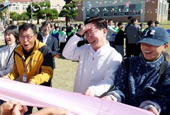 이 대통령, 초등학교 가을 운동회 참석…학생·학부모들과 소통