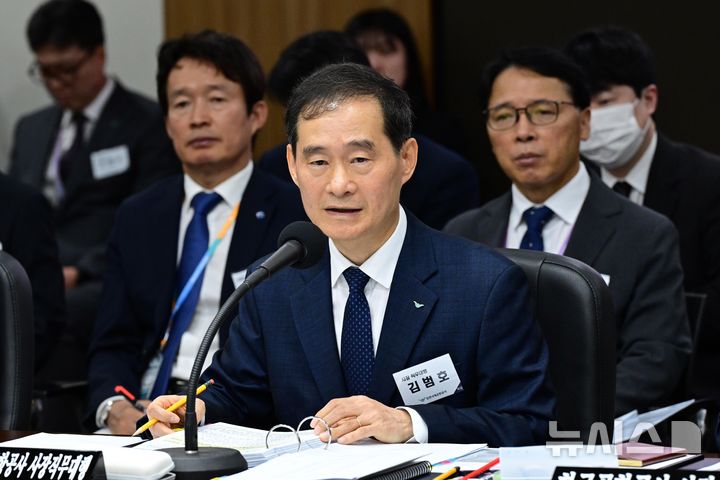 김범호 인천공항 사장대행 "연예인 공항 민폐, 제재 근거 마련해야"