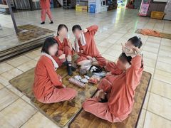땀 빼러 갔다가 하루 종일 논다…2030 사로잡은 이색 찜질방 [출동! 인턴]