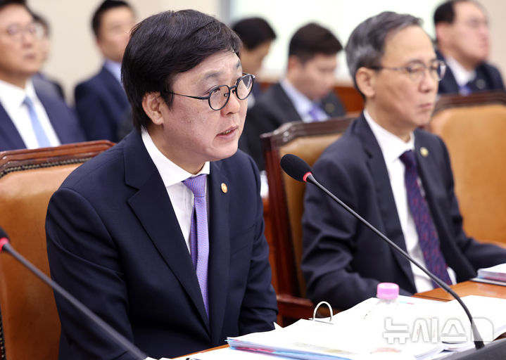 최휘영, 야구장 쓰레기 증가 지적에 "모범 사례 모아 정책 마련할 것"