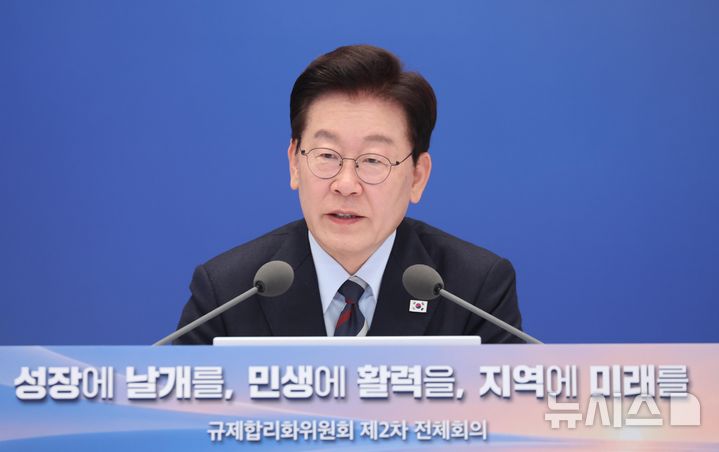 이 대통령 "메가프로젝트·초광역특구 국가 핵심전략…인허가 애로 직접 챙길 것"(종합)