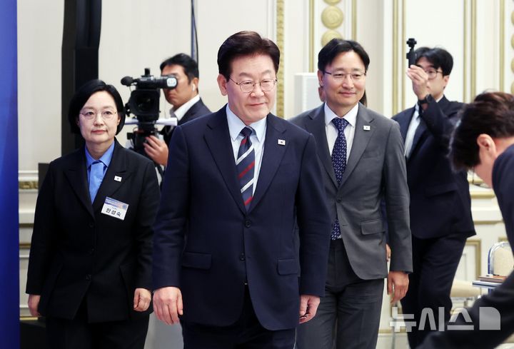 이 대통령 "막상 창업하려면 복잡…필요하지 않은 규제 과감히 걷어야"
