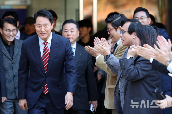 미소 지으며 법원 나서는 오세훈 서울시장… 여론조사 대납 의혹 항소심 무죄 [뉴시스Pic]