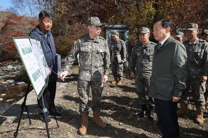 국방차관, 육군 15사단 급수시설 점검…"상수도 공급 확대 추진"