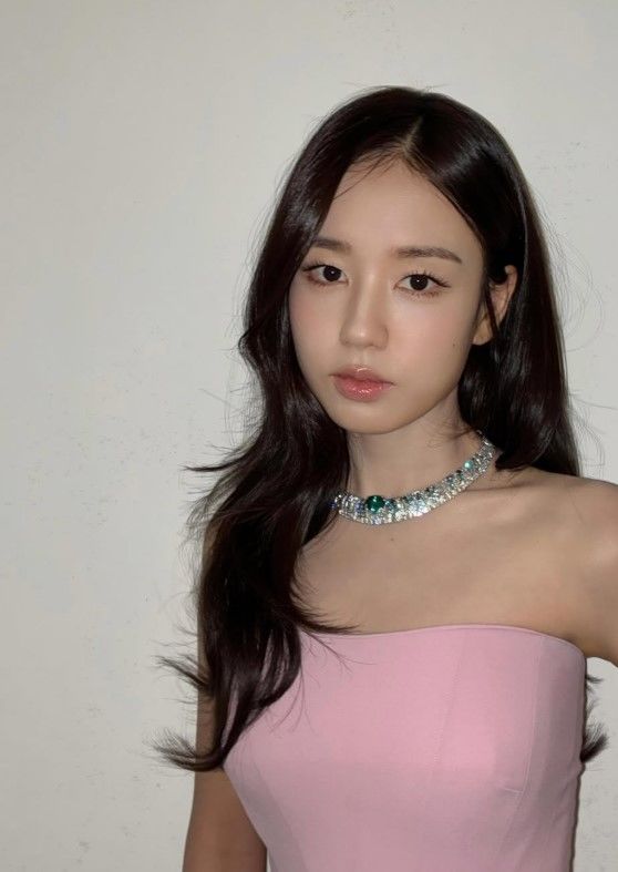 안은진, 10㎏ 감량 후 핑크 드레스 자태…김고은도 감탄한 몸매 관리 비결은?