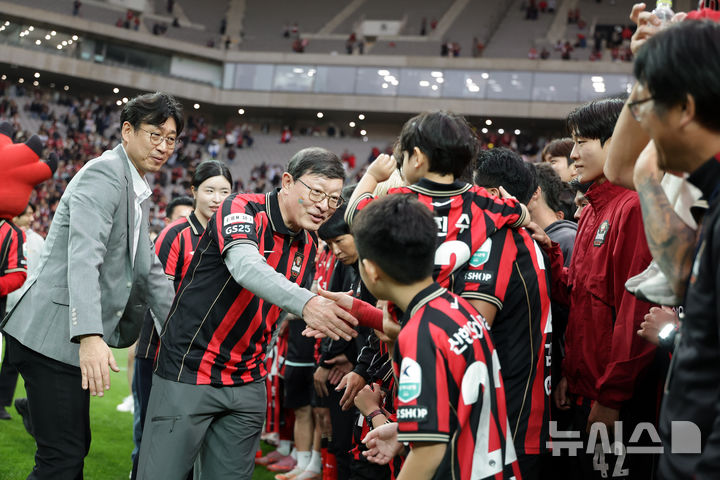 GS그룹 허태수 회장 "10년 만의 우승, FC서울 선수들 노고에 박수"