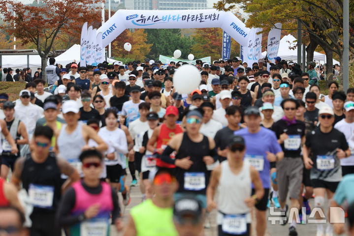 '완연한 가을, 바다 바라보며 질주'…2026 뉴시스 바다마라톤[뉴시스Pic]