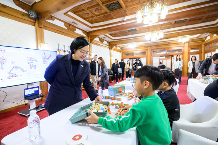 한 총리, 학부모들과 초등돌봄 개선 방안 논의…"온동네 돌봄체계 공고히"