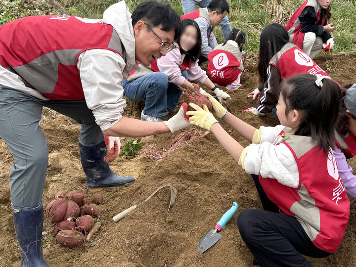 롯데건설, 가족과 함께 고구마 수확…'그린팜' 봉사활동