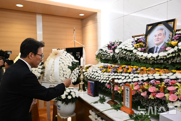 여야 대표, 'YS 오른팔' 고 최형우 전 내무부 장관 조문 [뉴시스Pic]