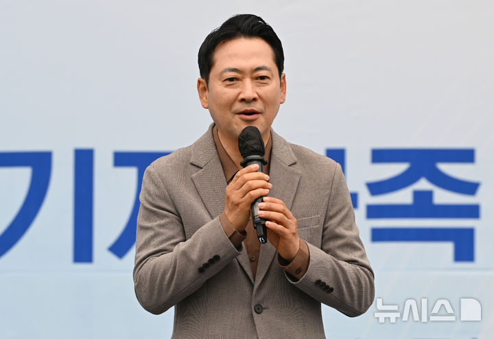 장동혁 '최장수 대표' 기록에…與 "버티기 장인" 野 "김민석 처지부터"(종합)