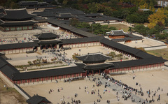 가을 단풍 든 경복궁 인파