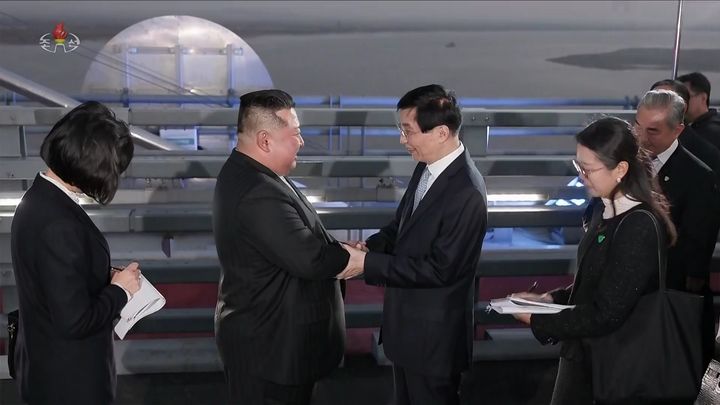 北 김정은, 단둥 자동차 회사 시찰…“버스 전기화 등 현대화 노력 의지”