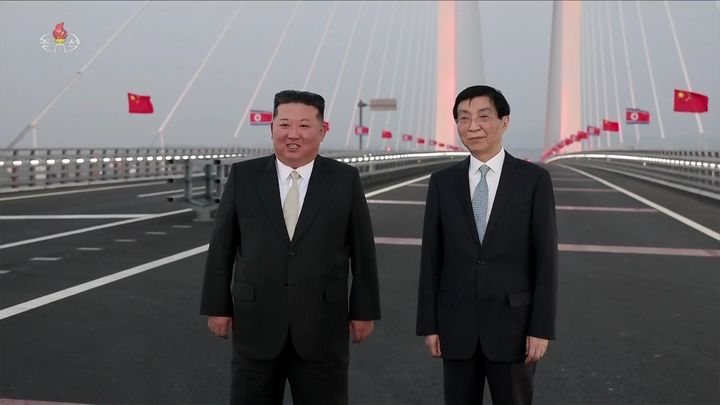 中, 김정은 단둥 방문에 원론적 입장…"북·중 관계 지속 발전 희망"
