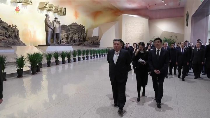 김정은, 중대장대회 참가자와 사진…"임전태세 위한 싸움준비 완성"
