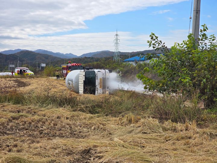 제천 농로서 LPG 탱크로리 전도…일부 누출