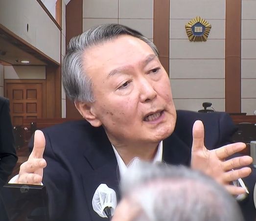 尹 '실명 위기설'에… 변호인 "치료 잘 받아 상태 안정적"