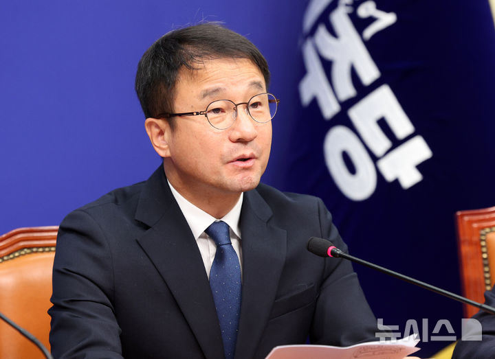 與 "주진우, '영부인 황제 골프' 운운하며 선동 정치…법적 책임 물을 것"