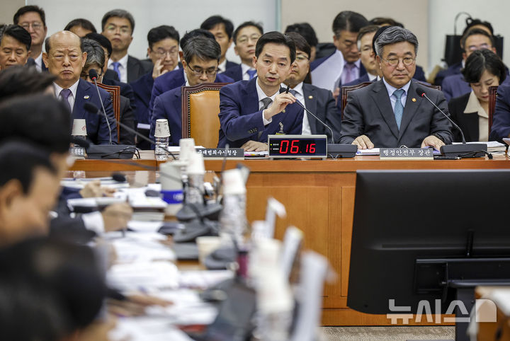행안위 국감서 고발 공방…여 "오세훈 한강버스 리베이트 의혹" 야 "추미애 관용차 꼼수 교체"