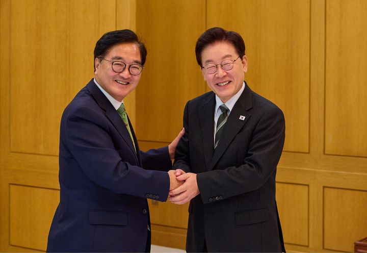 이 대통령, 우원식 전 의장과 오찬…통합 중요성 강조