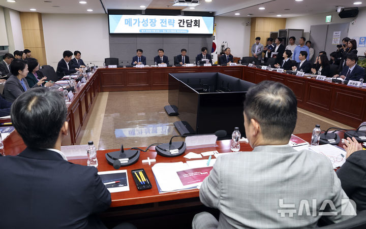 與 "초광역특구법, 국회 특위서 논의…野 협조 기대"