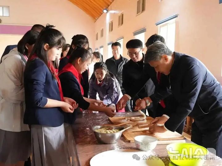 화교학교 찾은 주북中대사 "김정은 단둥 방문, 북·중 우의 보여줘"