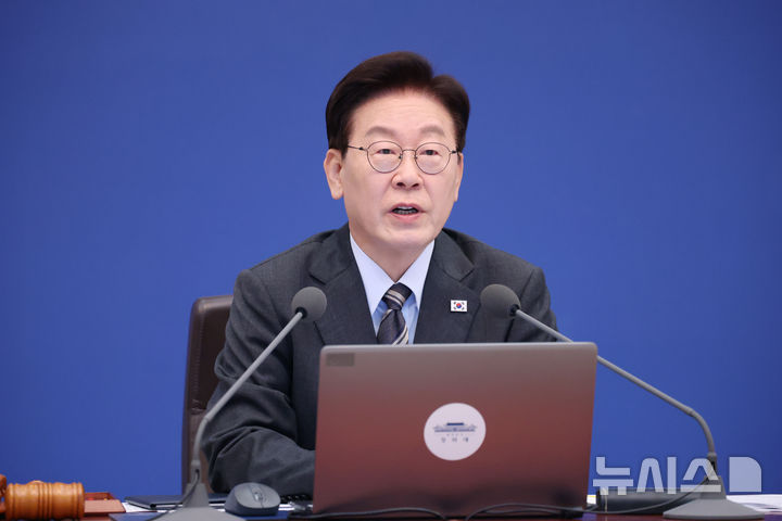 이 대통령 "사정기관 공개회의 참석, 정치적 중립 무슨 상관…사적 부탁하겠나"