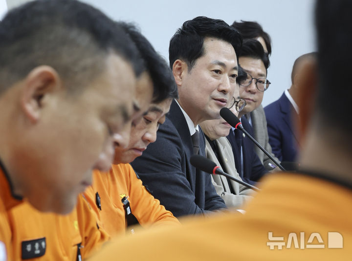 소방공무원 만난 장동혁 "국비 지원 늘리고 노후 장비 바꿔 나갈 것" [뉴시스Pic]