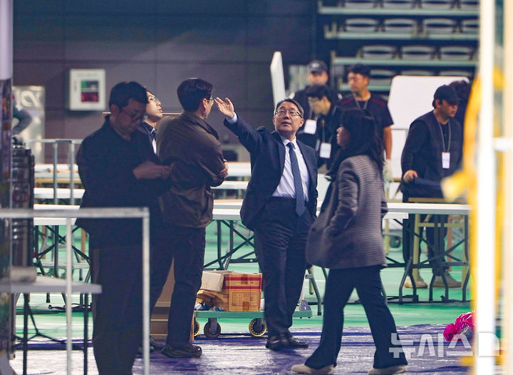 선관위특검, 올림픽공원 핸드볼 경기장 압수수색 [뉴시스Pic]