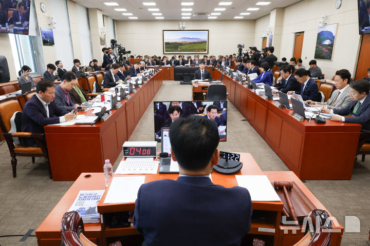 여야, 초광역특구법 '주 52시간 예외' 공방…與 "노동법 훼손" 野 "노조 눈치보기"