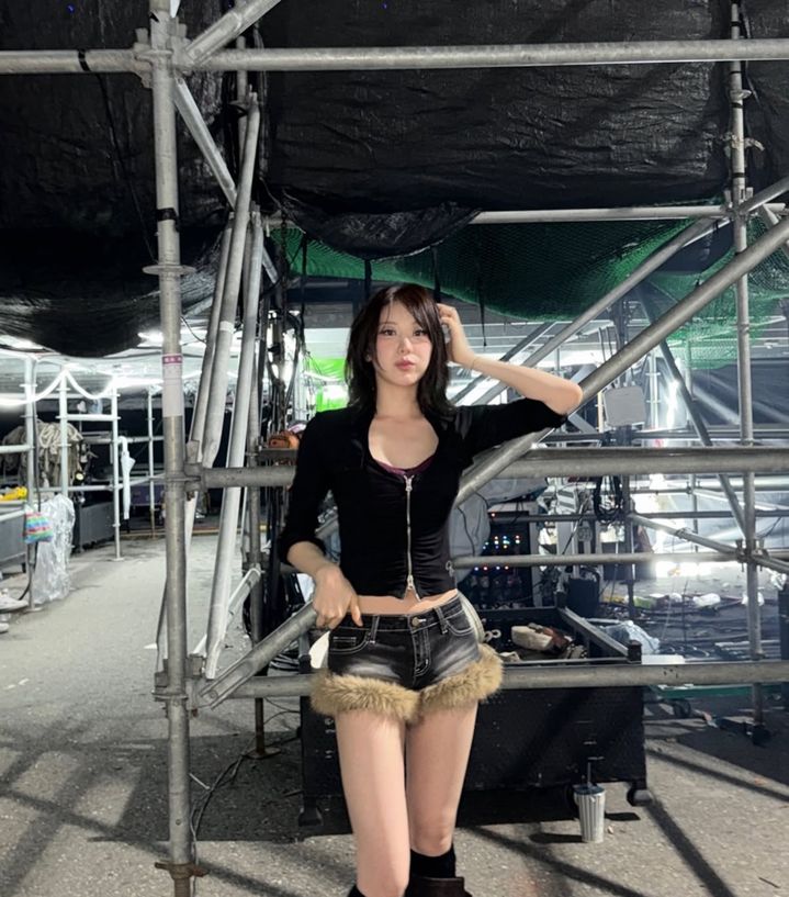 이채연, 대만서 아찔한 크롭티…"운동 2·식단 8 명품 몸매"