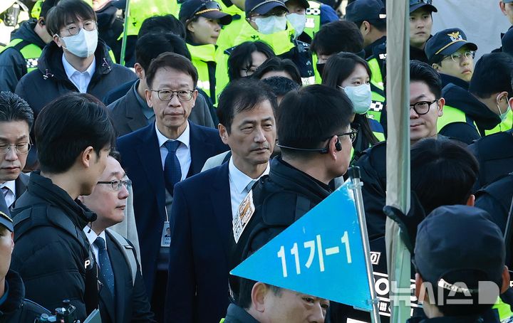 선관위특검, '잠실 봉쇄 개표소' 진입…시위대·유튜버 몰려(종합)