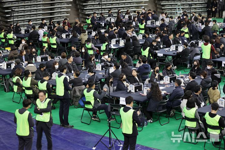 특검, 투표상자 개봉해 '247만장 육안 검증'…현장서 실랑이도