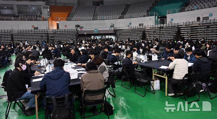 특검, 투표지 공개 검증 8시간째…곳곳 충돌 속 야간 작업 계속